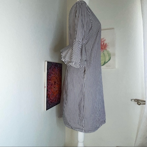 PAPPAGALLO Shift Dress With Bell Sleeves V- back with invisible zipper - Picture 4 of 14